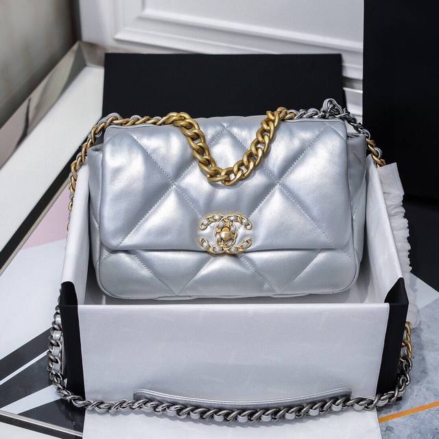 19Bag Small - 1160 Silver This Bag Is A Perfect Blend Of All The Classic Element