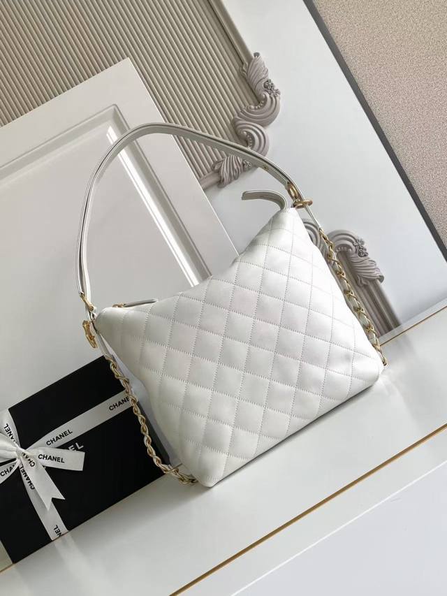 Medium Size Model 5517 Chanel 25Ss Runway Backpack In Black And Gold With A Dyna