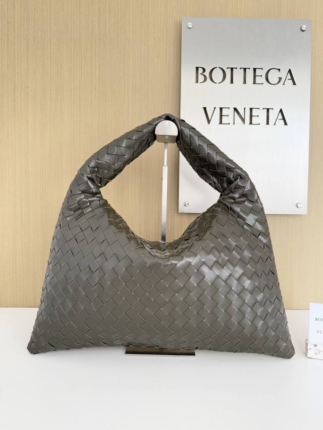 Style Number: 796262 Bottega Veneta New Hop Mini. Compared To The Mini Size's Co