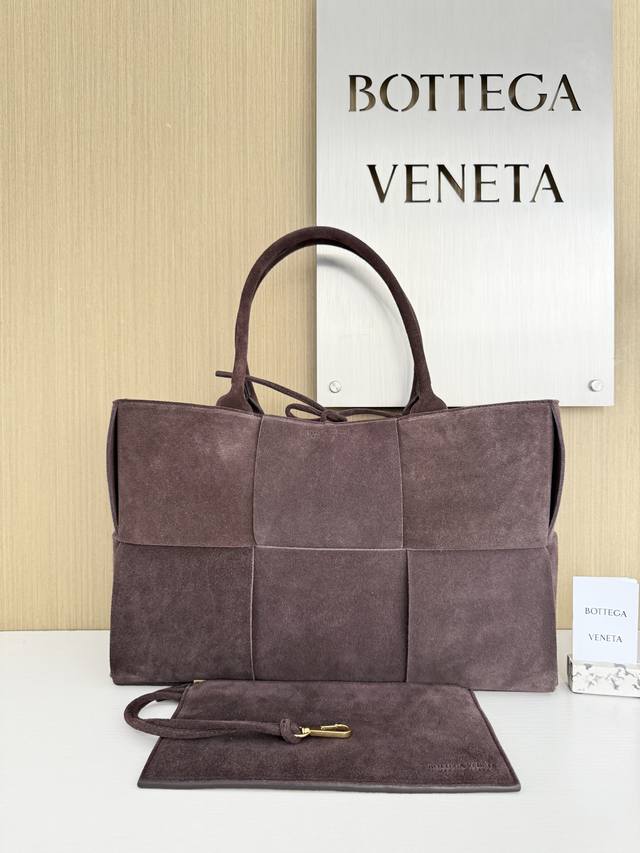 Model Number: 609175 Bottega Veneta Arco Tote Bag With A Spacious Design Suitabl