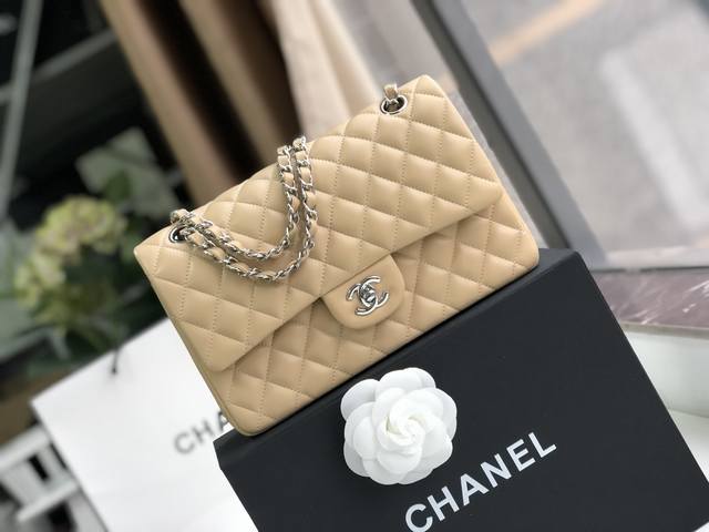1112 Upgraded Version Of The Small Chanel Cf Edge-Stitched Style. The Classic Fl