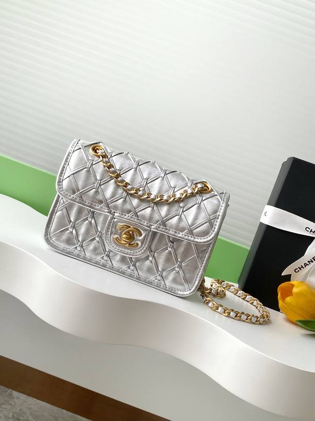 25C Runway New Arrival Cf Woven Chain Bag In Silver Absolutely Stunning! The Sil