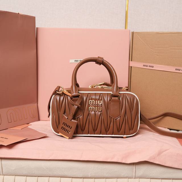 New Version: 5Bb142, Miu Miu's New Bowling Bag, Officially Recommended, Latest W