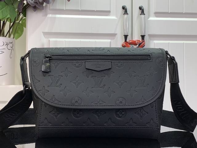 Top-Grade Authentic Special Offer Pulse Messenger M14874 Black Striped Embossed