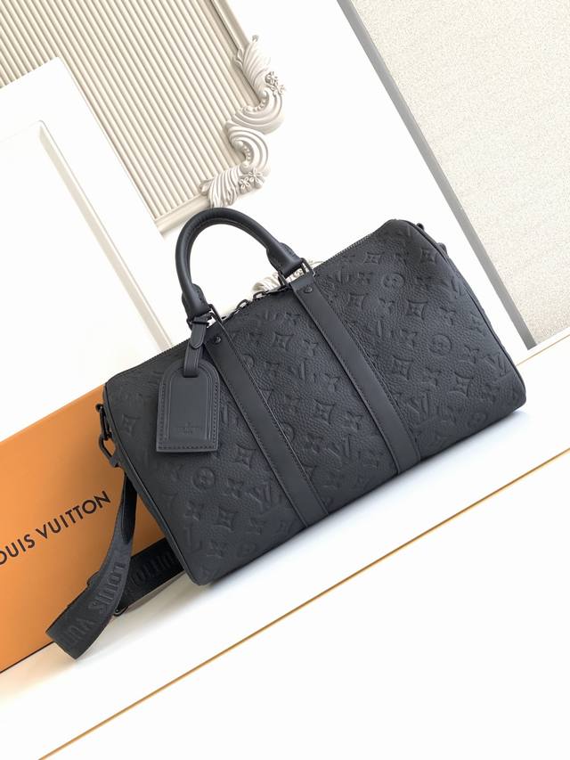 Premium Dynamic Chip This Handbag Features A Coated Canvas Exterior That Exudes