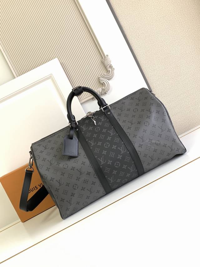 Premium Dynamic Chip This Travel Bag Replaces Dark Canvas With Light-Colored Can