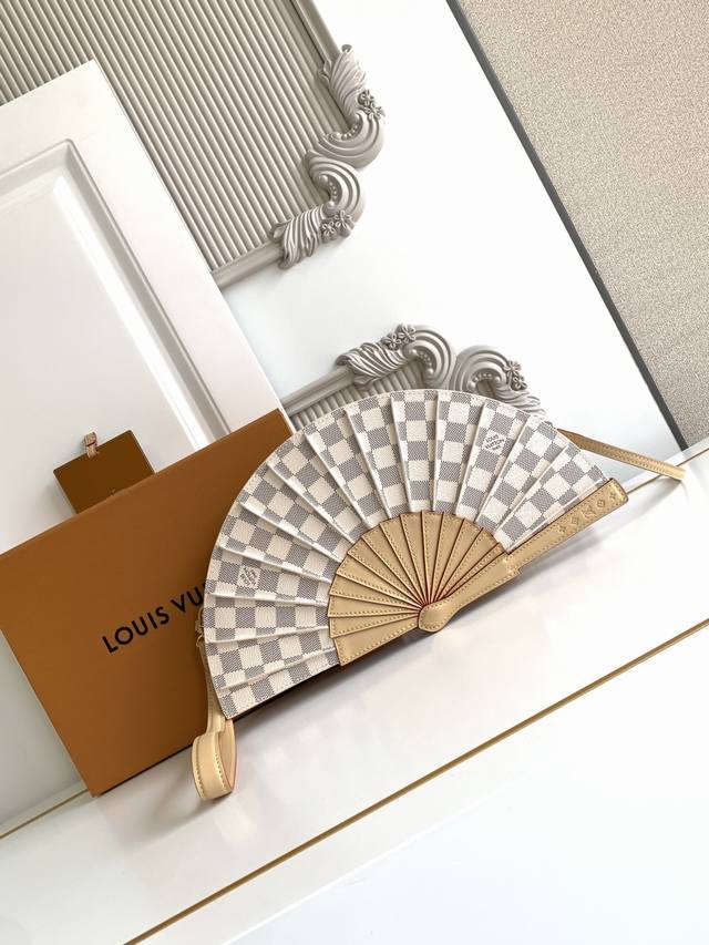 Premium Dynamic Chip Handbag Crafted From Canvas, This Handbag Debuts On The Spr