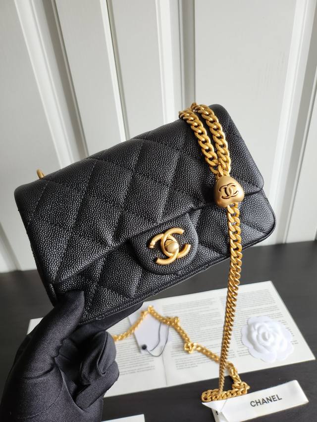 Ohanel 23P Series Heart-Shaped Buckle Covered Bag The Square, Chubby Design Of T