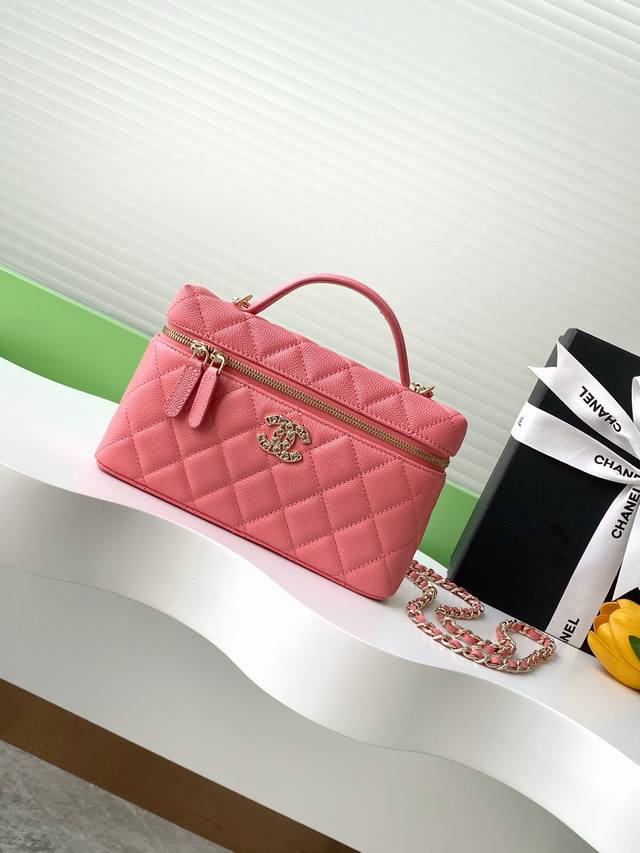 In Stock 25C Elegant And Compact Chain-Strap Handbag. The Small-Grain Calfskin P