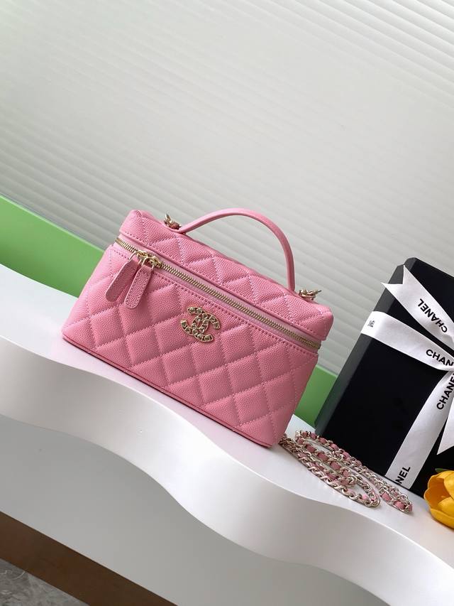 In Stock 25C Elegant Compact Chain Handbag. The Small-Grain Calfskin Paired With