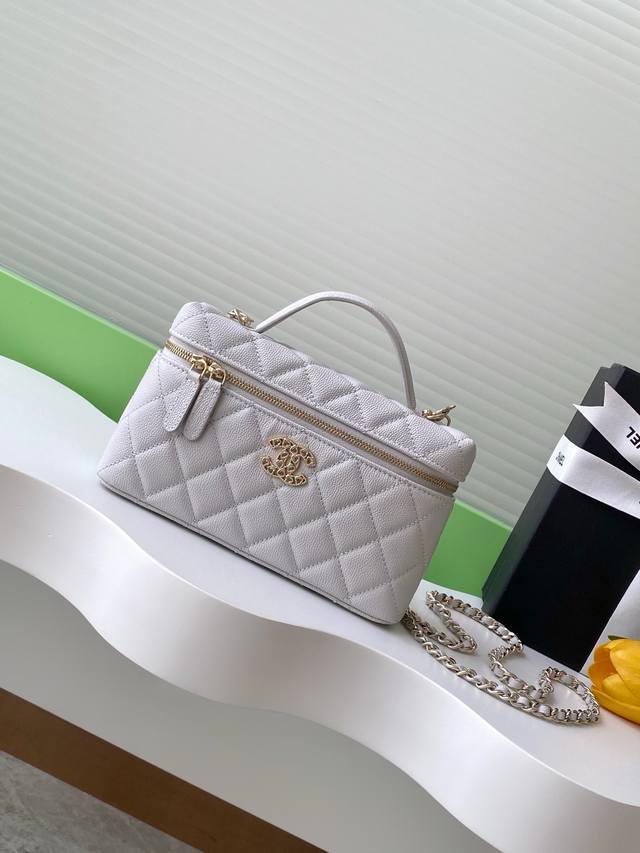 In Stock 25C Elegant Compact Chain Handbag. The Small-Grain Calf Leather Paired