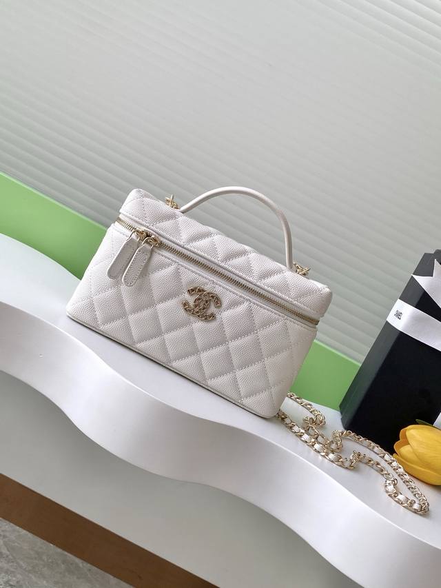 In Stock 25C Elegant And Compact Chain-Strap Handbag. The Small-Grain Calfskin P