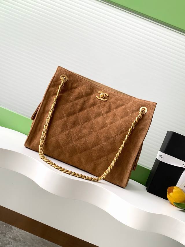 25C Leather Shopping Bag With A Matte Finish. Chanel Hobo Underarm Bag. Hippie U