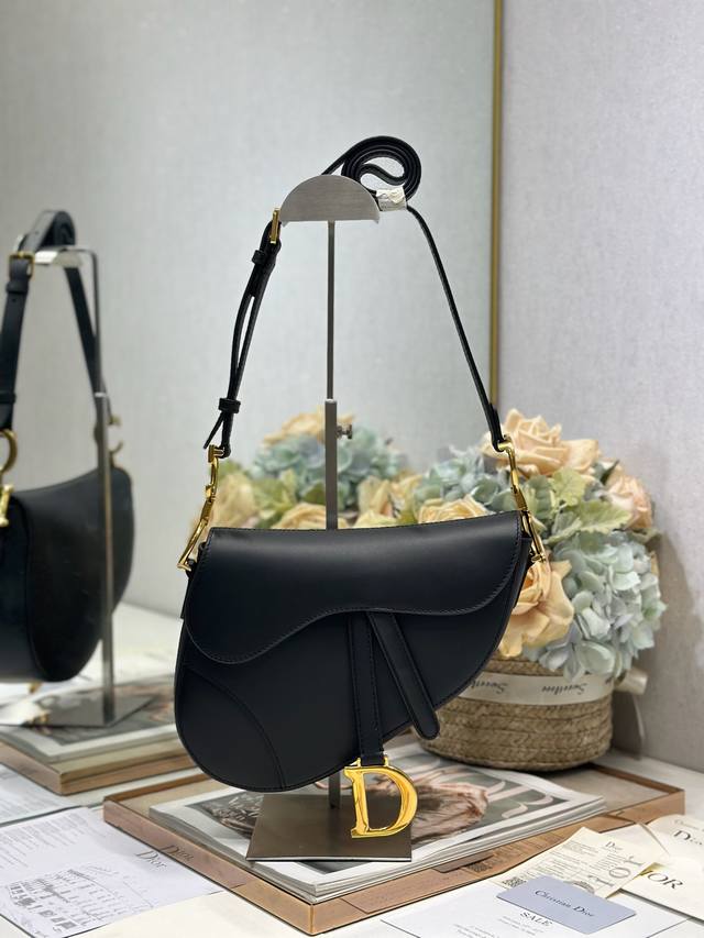 Top-Quality Authentic Medium-Sized Soft Saddle Saddle Bag With Shoulder Strap, B