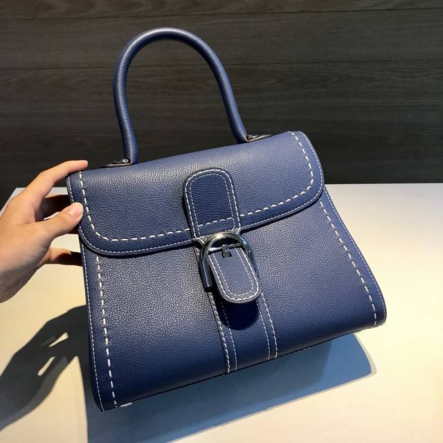 De Lvaux Brillant Togo Leather Hand-Sewn Wax Thread. Its Intricate Craftsmanship