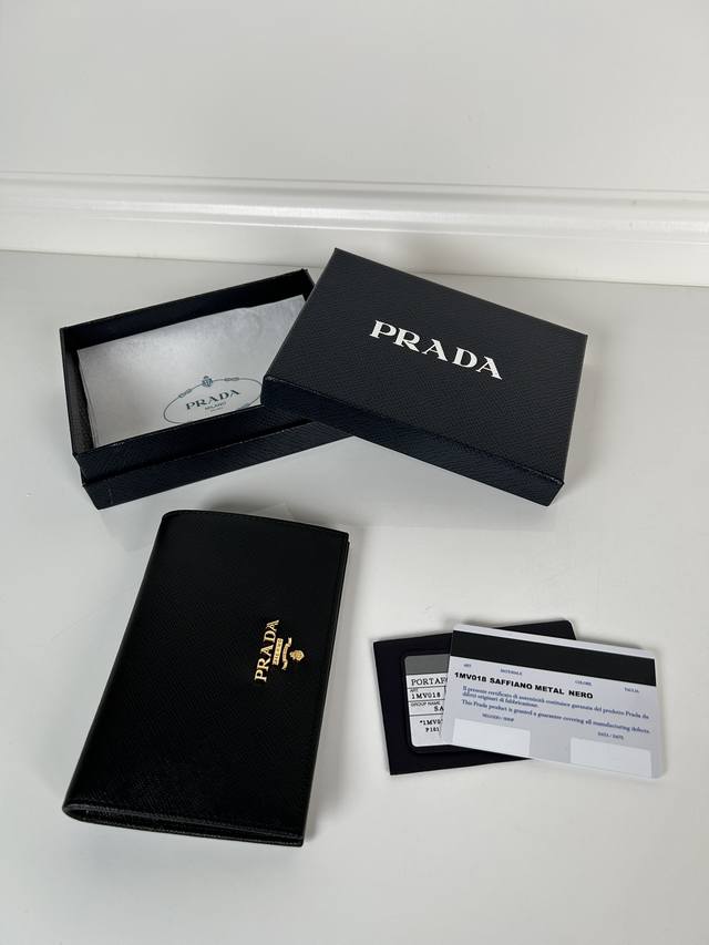 P Unisex Wallet + Passport Holder, Essential For Business Trips And Travel, Mode