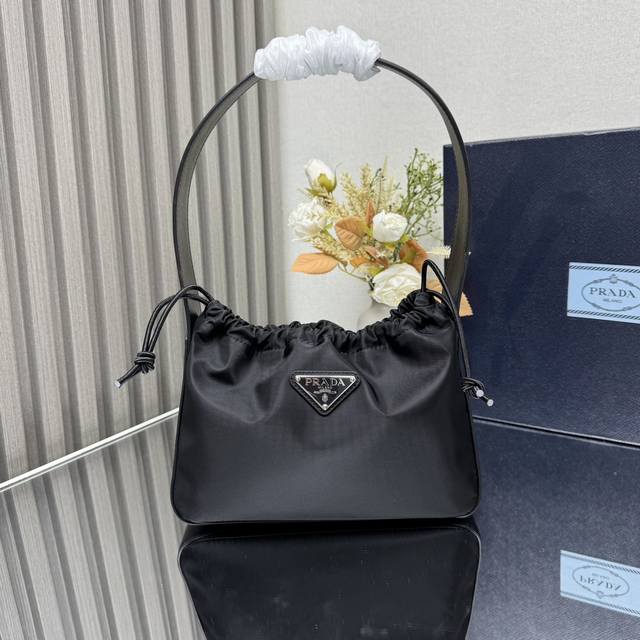Top-Grade Original Single Drawstring Underarm Bag 1Bd250 Small Vintage Bag This