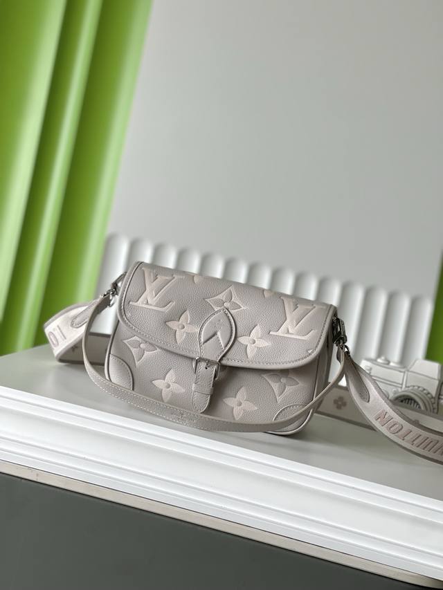 M14214 24 15 9 Diane Full-Leather Baguette Bag