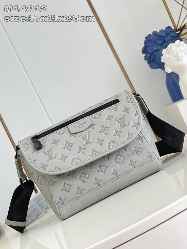 Top-Tier Authentic Replica M14912 This Pulse Messenger Bag Features Monogram Sha