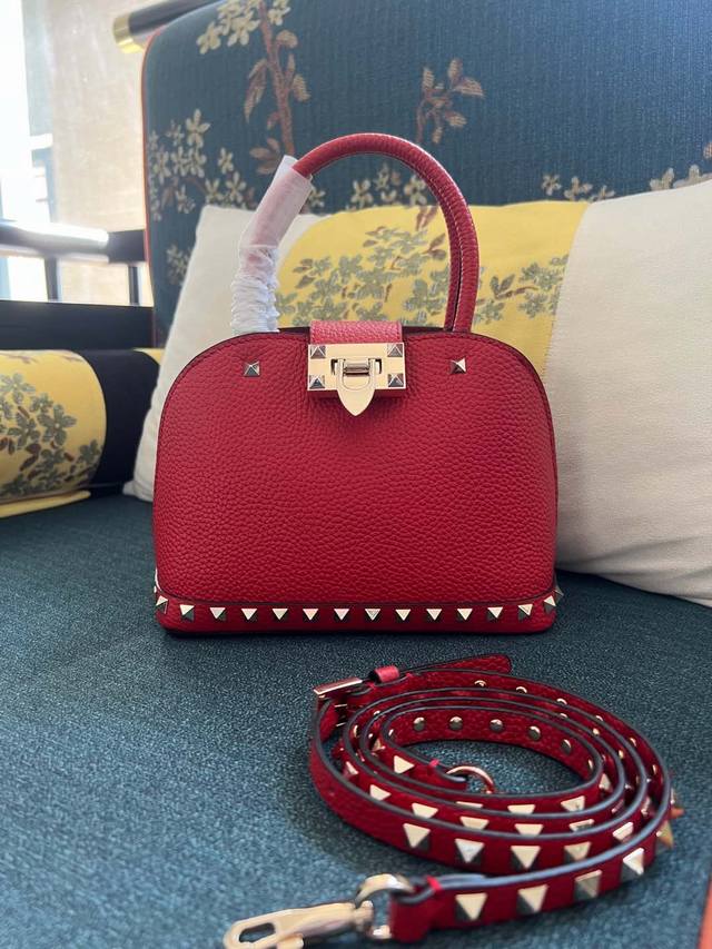 Model: 2069 Garavani Rockstud Grained Calfskin Handbag, Thanks To Its Removable