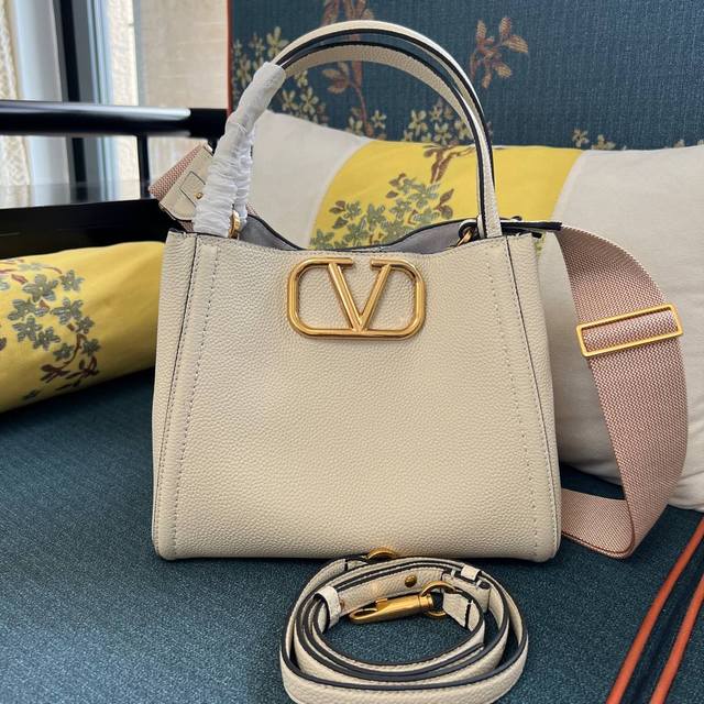Medium Size Model: 2089M Garavanie Medium Grained Calfskin Handbag With Metal Vl