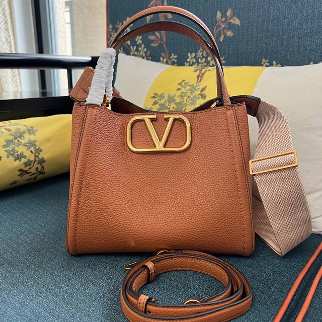 Medium Size Model: 2089M Garavanie Medium Grained Calfskin Handbag With Metal Vl