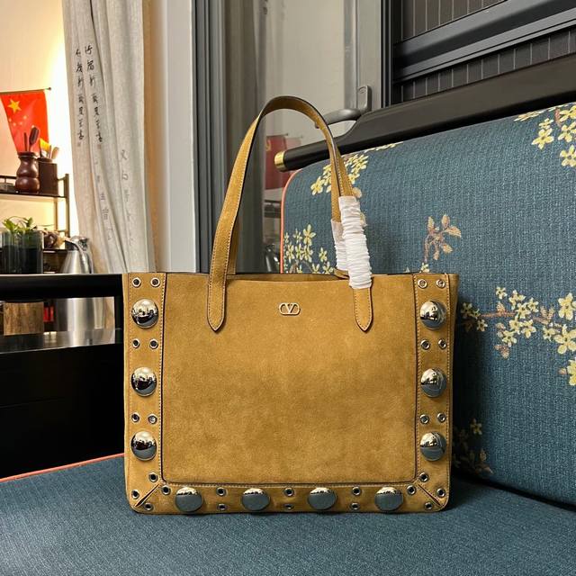Model: Medium Garavani Nellcte Calf Leather Medium Handbag, Adorned With Spheric