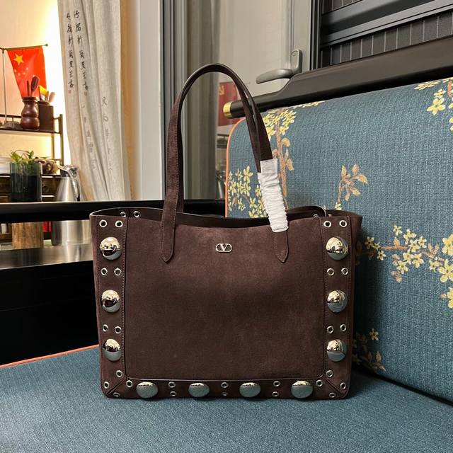 Model: Medium Garavani Nellcte Medium-Sized Calf Leather Handbag Adorned With Sp