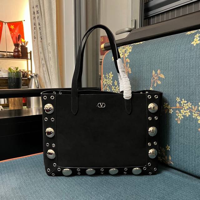 Model: Medium Garavani Nellcte Medium-Sized Calfskin Handbag, Adorned With Spher