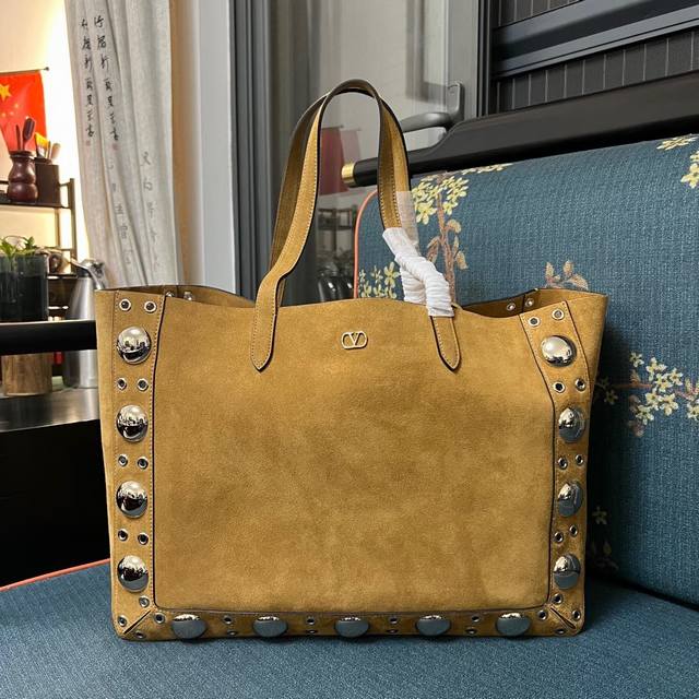 Model: Large Garavani Nellcte Small Calf Leather Handbag, Adorned With Spherical