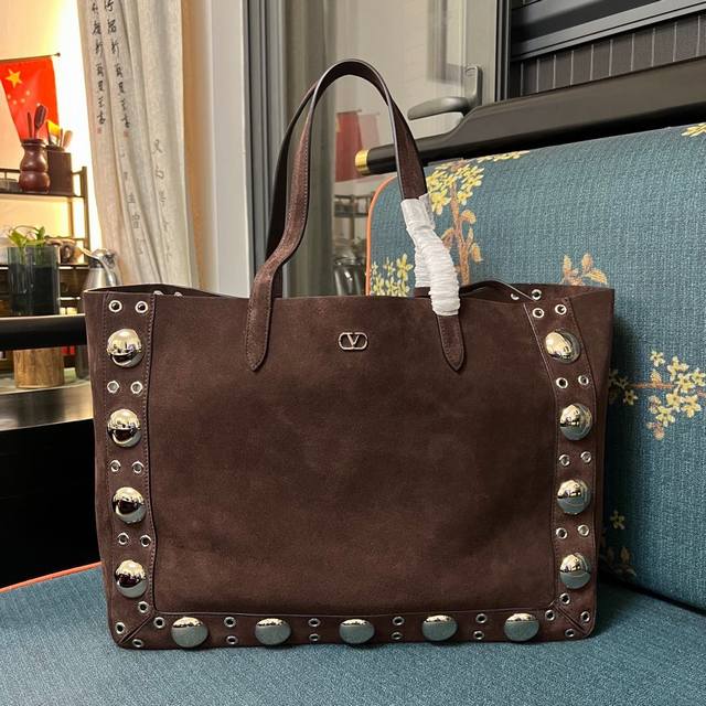 Model: Large Garavani Nellcte Calf Leather Large Handbag, Adorned With Spherical