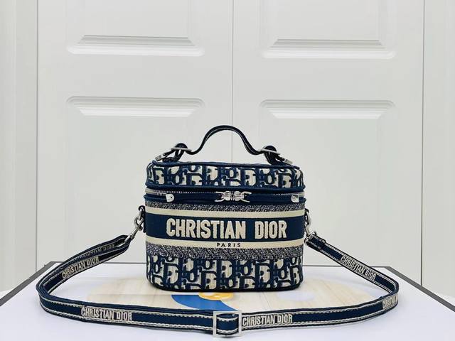 new Embroidered Cosmetic Bagdiortravel Bag Highlights The Style Of This Seaso