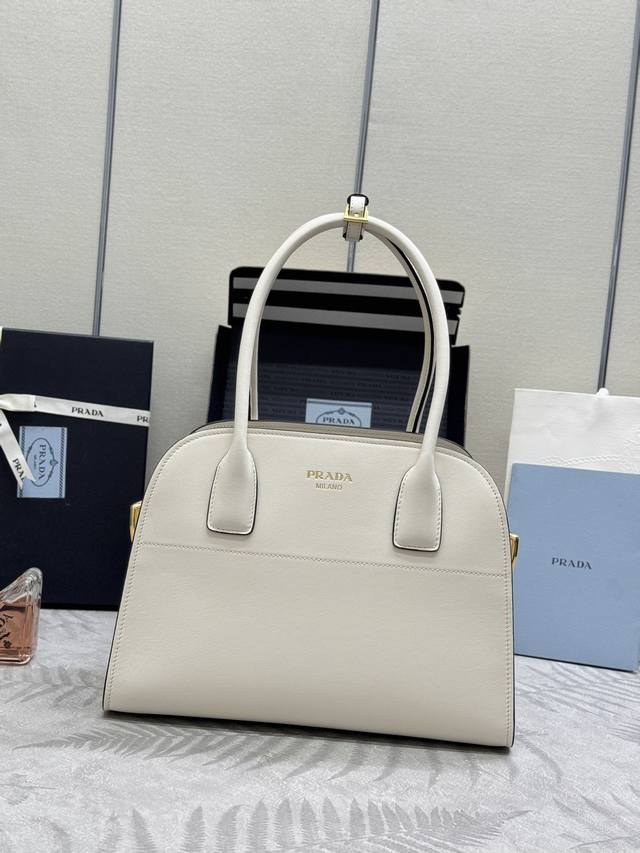 Medium 32Cm New Tote Bag 1Bg538 Has Arrived. This Tote Bag Has A Crisp Silhouett