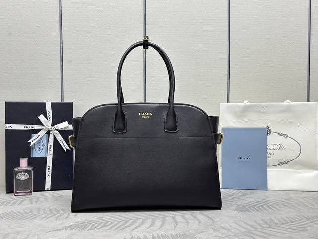 New Tote Bag 1Bg508 Has Arrived This Tote Bag Has A Crisp Silhouette, Exuding A