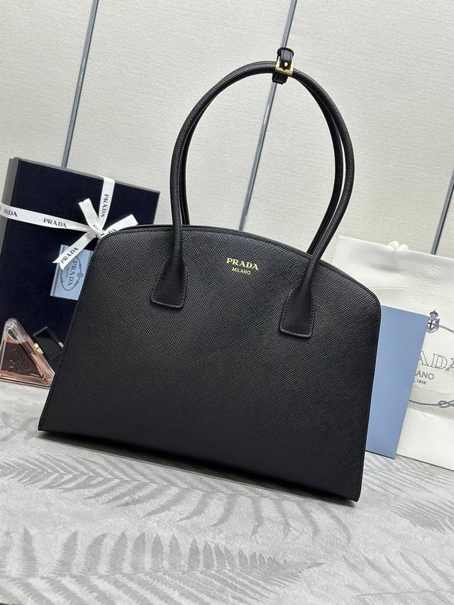 New Tote Bag 1Bg520 New Product This Tote Bag Has A Crisp Silhouette, Exuding A