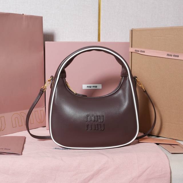 bc125 Miumi's New Miuwander Handbag Has A New Bold Color Design. It Uses Top-
