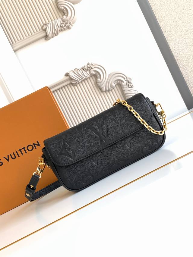 Super Dynamic Chip This Bag Is Made Of Grained Leather With A Large Embossed Pat