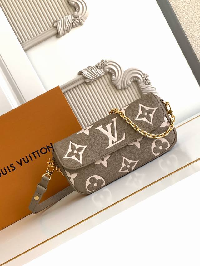 super Dynamic Chip This Bag Is Made Of Grained Leather With A Large Embossed