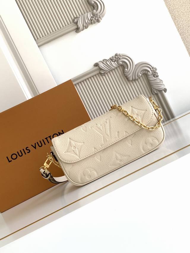 Super Dynamic Chip This Bag Is Made Of Grained Leather With A Large Embossed Pat