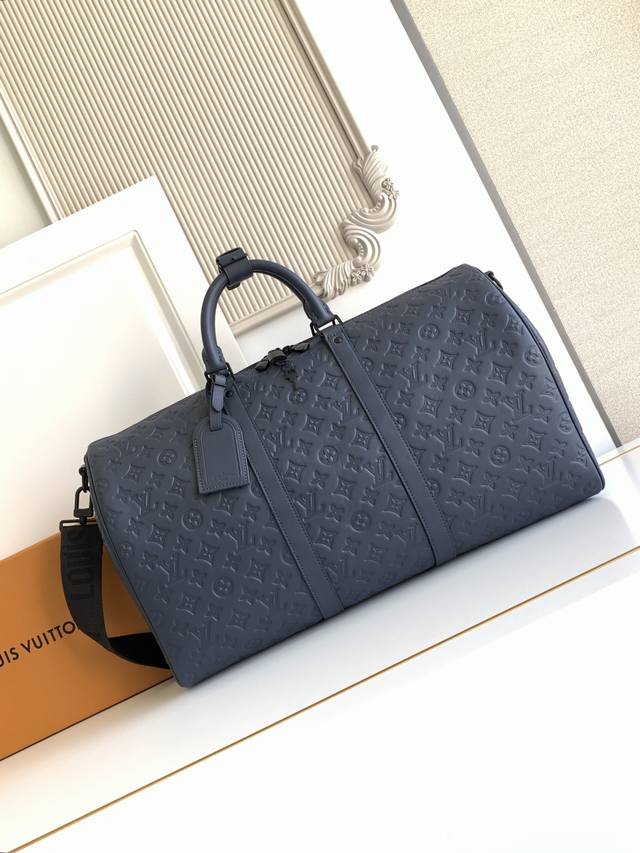 super Dynamic Chip This Travel Bag Is Made Of Embossed Cowhide Leather With D
