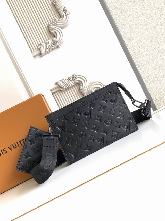 Super Dynamic Chip The Handbag Is Derived From The Louis Vuitton Clutch. It Is C