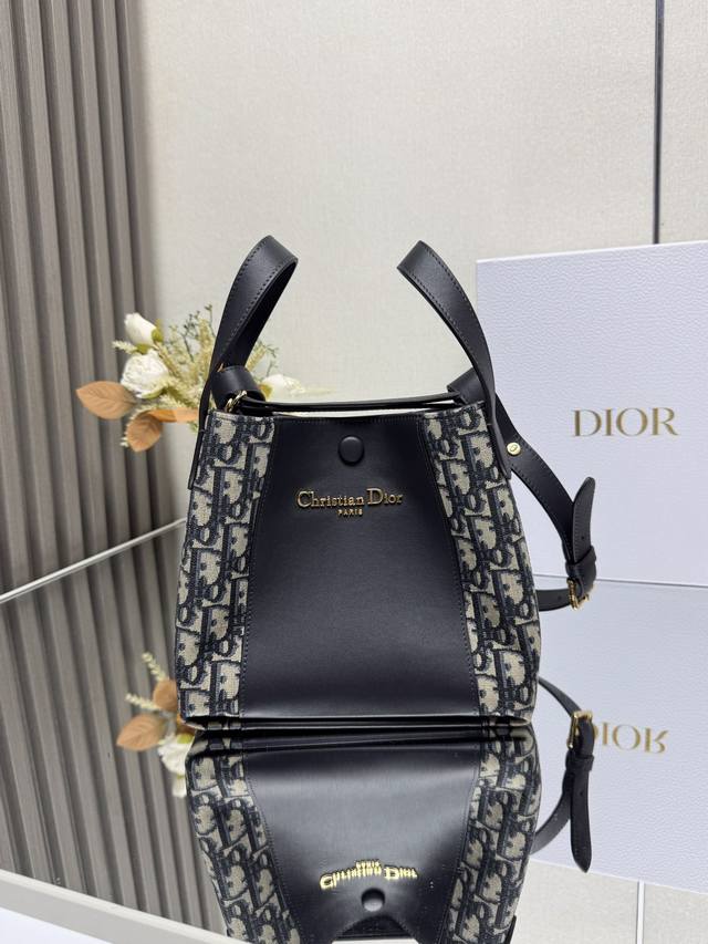 Authentic High Version 2025 New Signature Series Bucket Bag Small Size M2 The Ne