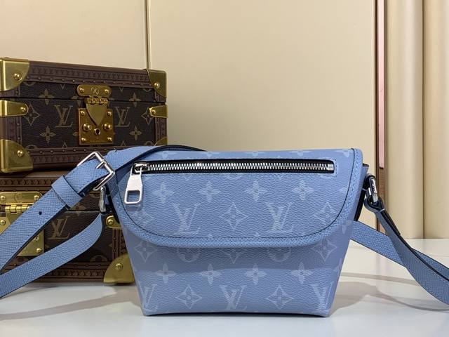 Exclusive Real Shot Of The Pulse Mini Messenger Handbag M14116 In Light Blue Thi