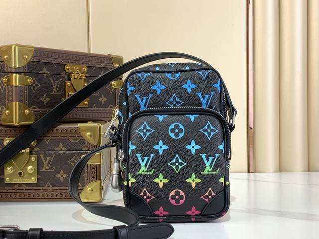 Exclusive Original Photo Of The Top-Quality Pharrell Williams Crossbody Handbag