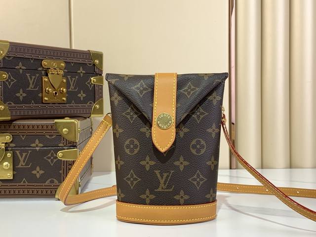 Top Original M14056 This Envelope Pouch Is Made Of Monogram Coated Canvas With D