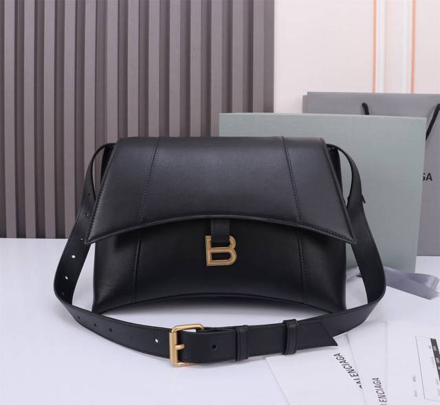 Extra Large Size M Plain Gold Buckle This Season's Heavyweight Hourglass Bag Has