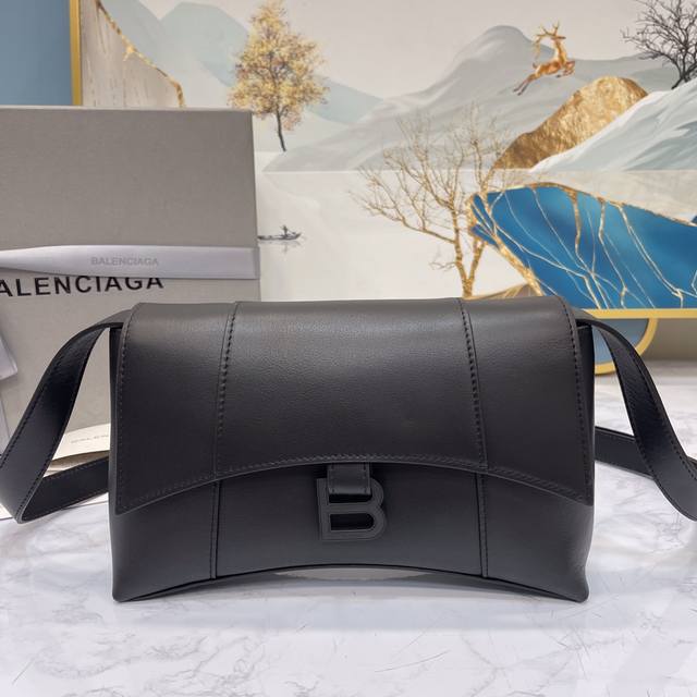 Small Flat Black Gun This Season's Heavyweight Hourglass Bag Has A Unique Iconic