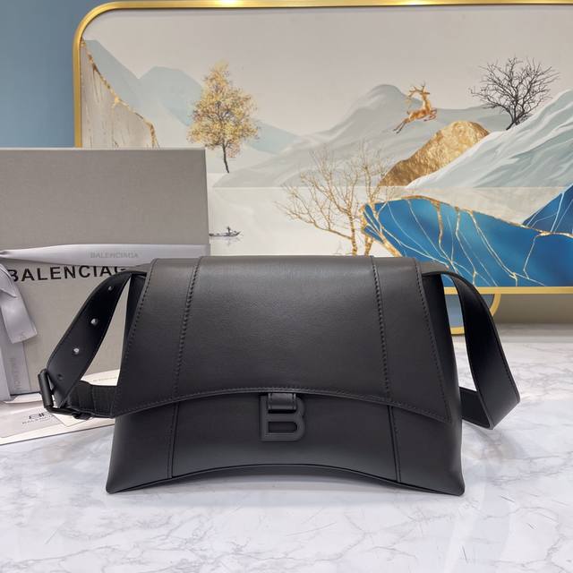 Large Plain Black Gun This Season's Heavyweight Hourglass Bag Has A Unique Iconi