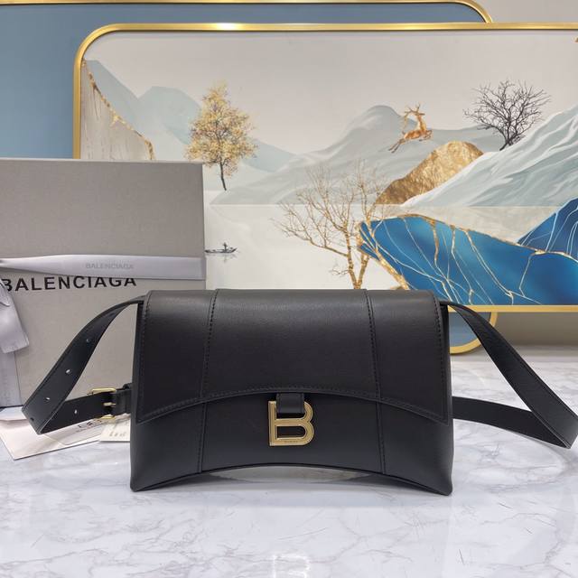 Small Flat Black Gold Buckle This Season's Heavyweight Hourglass Bag Has A Uniqu
