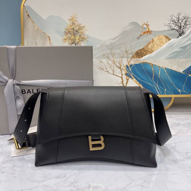 Large Plain Black Gold This Season's Heavyweight Hourglass Bag Has A Unique Icon